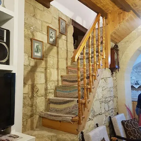 To Konaki Tis